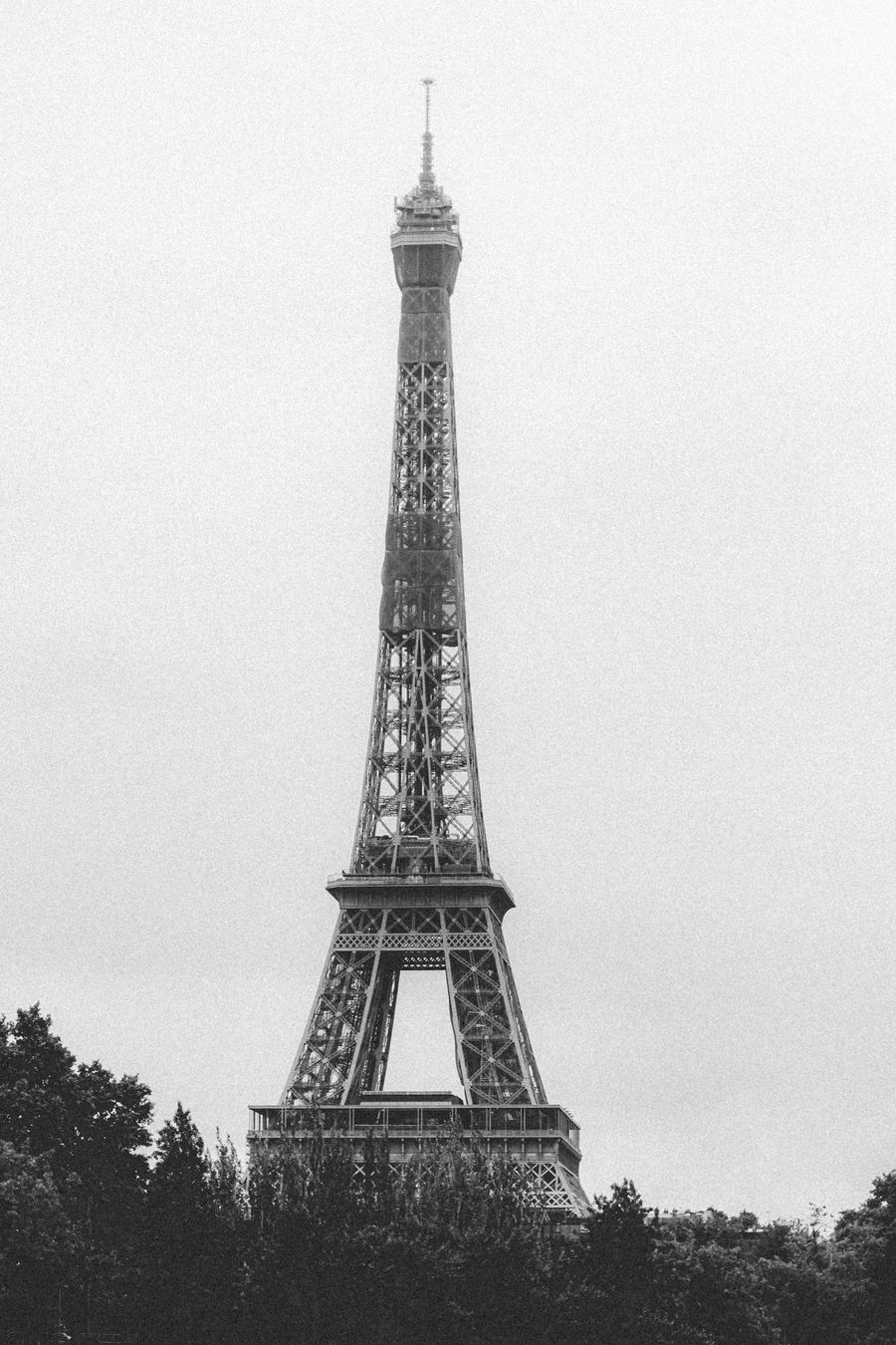 eiffel tower against grey sky — Developers: Plätze und Promenaden: Videoanrufe nach Hause mit der Aussicht dahinter.
