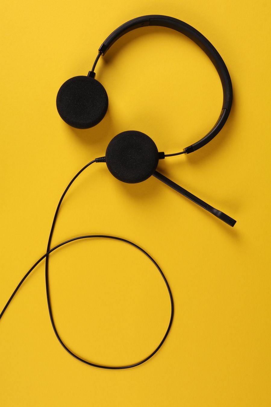 close up photo of headset — Das Handy behandelt die eSIM wie jede andere Leitung — wählen Sie sie für mobile Daten.