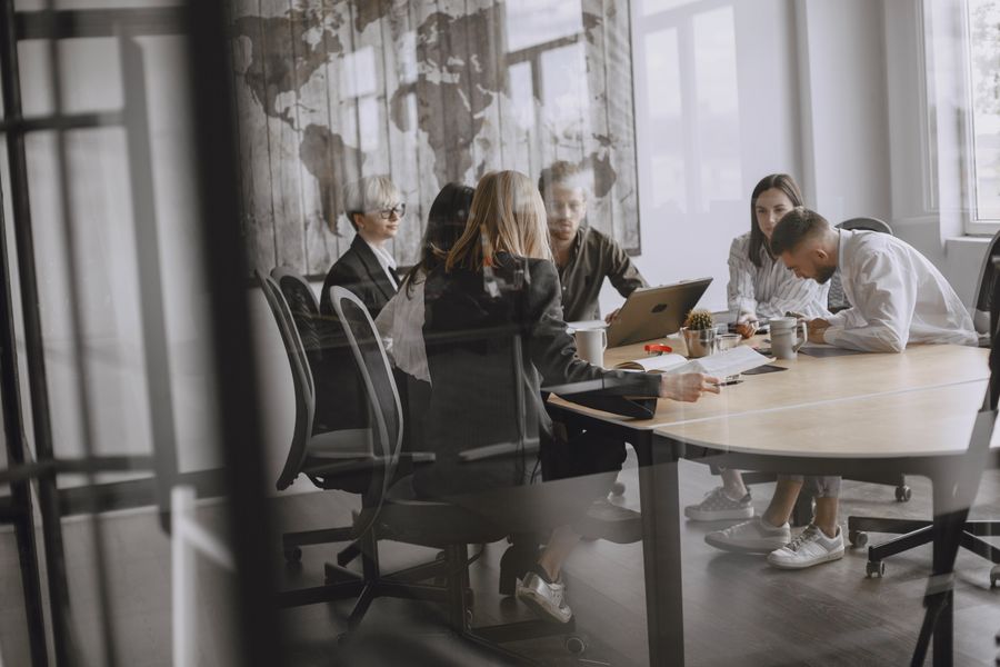 people on meeting at work — Das Setup passiert auf Ihrem Handy, wo immer Sie sind — kein Computer nötig.