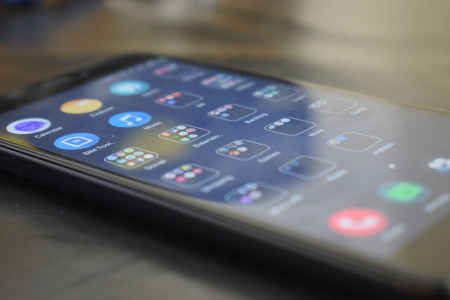 a phone s user interface with applications — Dual-SIM-Logik: Daten auf der eSIM, Anrufe auf Ihrer Heimleitung.