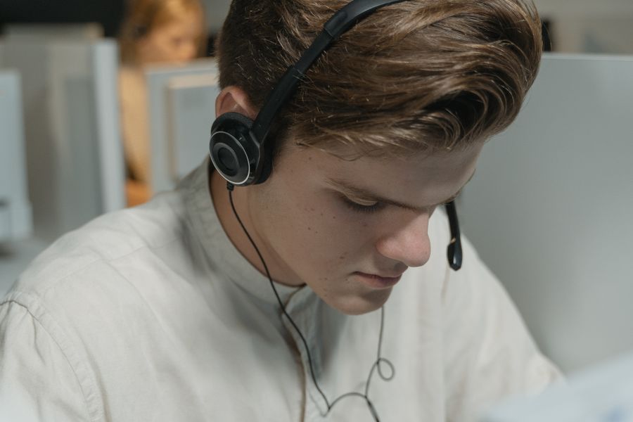 a man in white crew neck shirt wearing black headphones — Sonnenaufgang über Switzerland: Wetter geprüft, Stiefel an, Daten an.