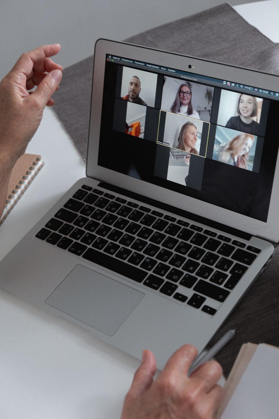 a group of people chatting in a video call in a laptop — Die COUNTRY-SIM-Schlange, komplett übersprungen: installiert, bevor die Flugzeugtür aufging.