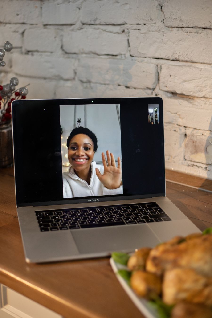 macbook pro on brown wooden table — Echte Transkripte, konkrete Antworten — so sieht KI-Support in der Praxis aus.