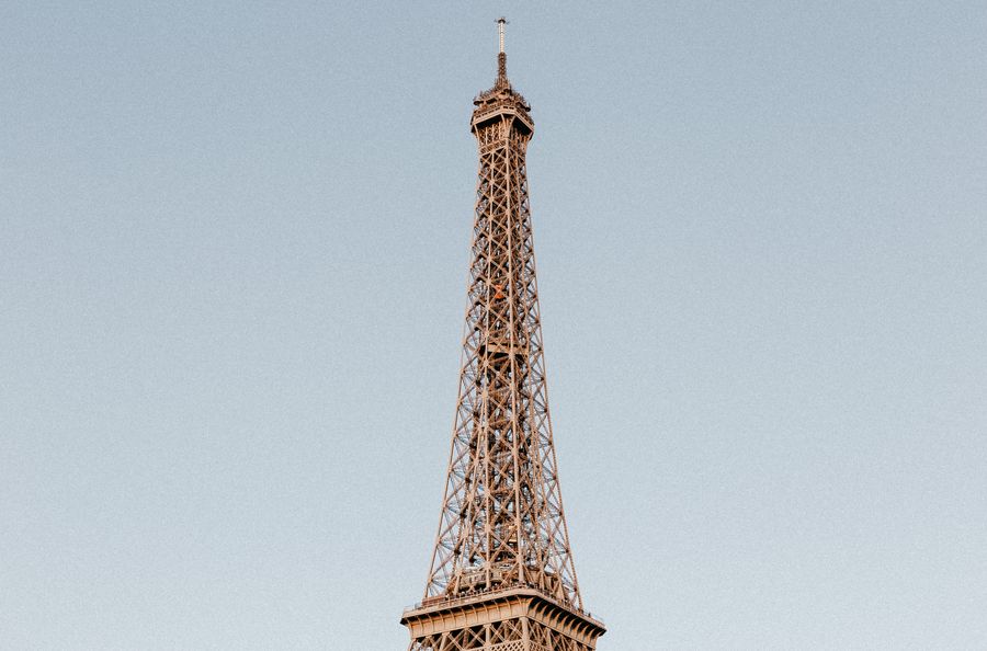 photo of the eiffel tower under a blue sky — Der Liechtenstein-Nachtmarkt: Stände kartiert, Pflichtgerichte übersetzt.