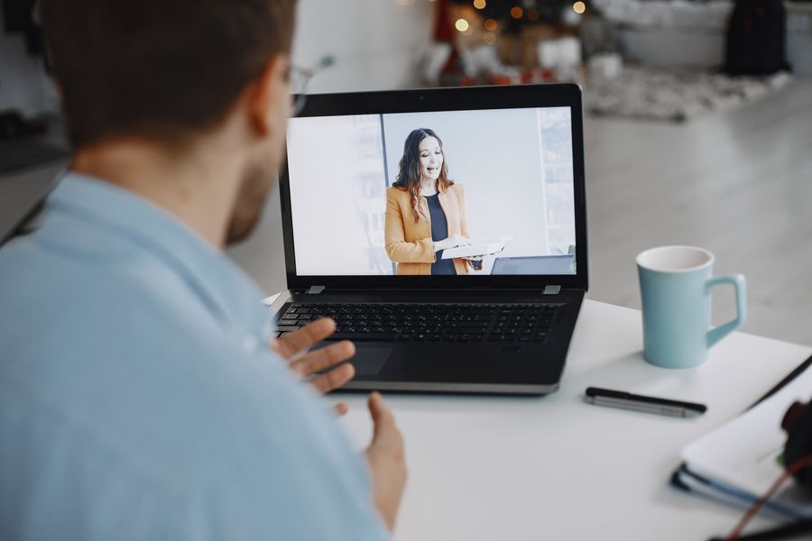 man conferring online with woman — Top-ups gelten für die bestehende eSIM — nie ein neuer QR-Code.