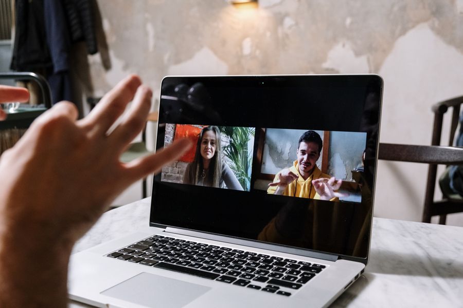 man and woman video call on laptop — Nachtzüge durch Austria: Tickets, Fahrpläne und Taxis in einer Hand.