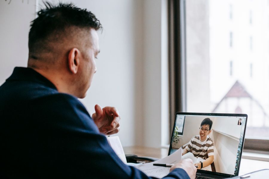 photo of men talking through laptop — Support: Top-up-Probleme, Installationsstopps, Tarifmathe — alles hier abgedeckt.