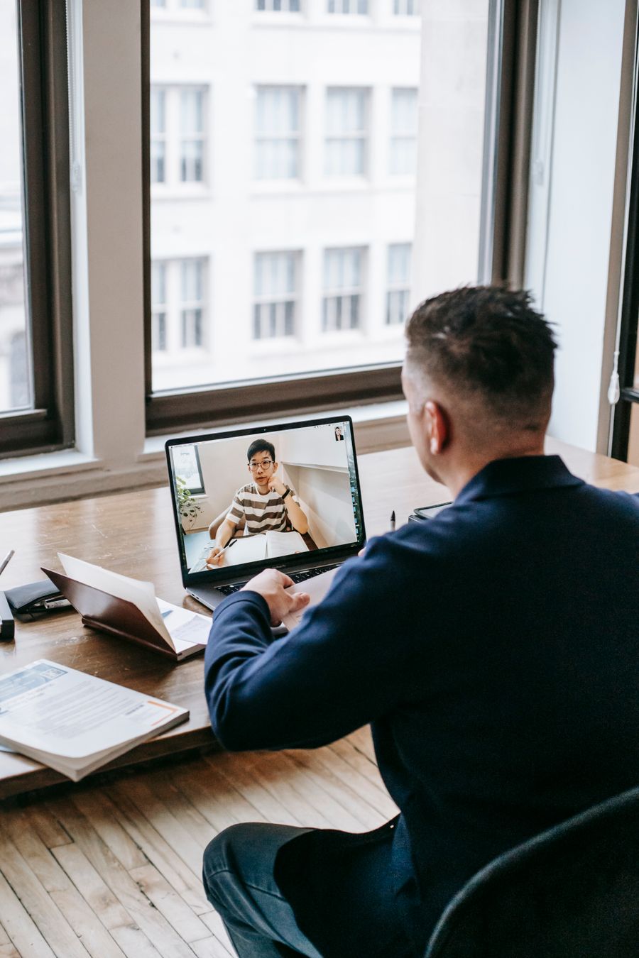 photo of man using laptop — Weinland bei Luxembourg: Tour gebucht, Fahrer gerufen, Fotos gesichert.