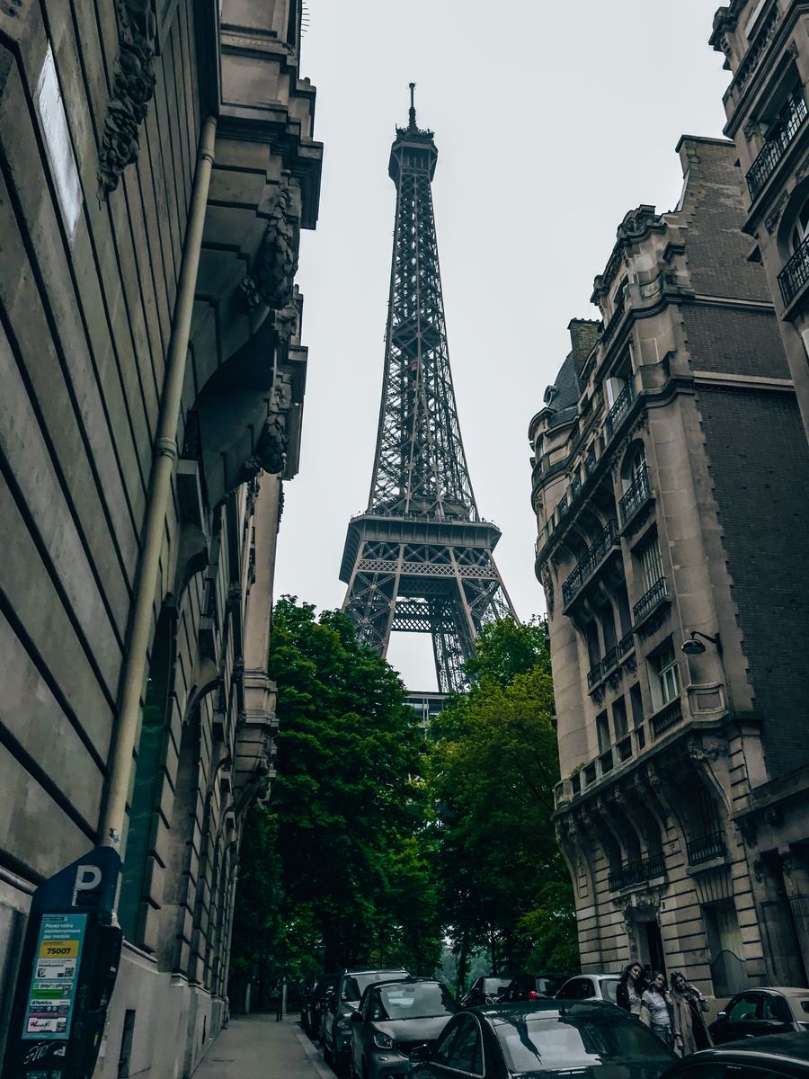 view of the eifel tower from the street — „Funktioniert mein Handy dort?“ — beantwortet mit den echten Bändern Ihres Geräts.