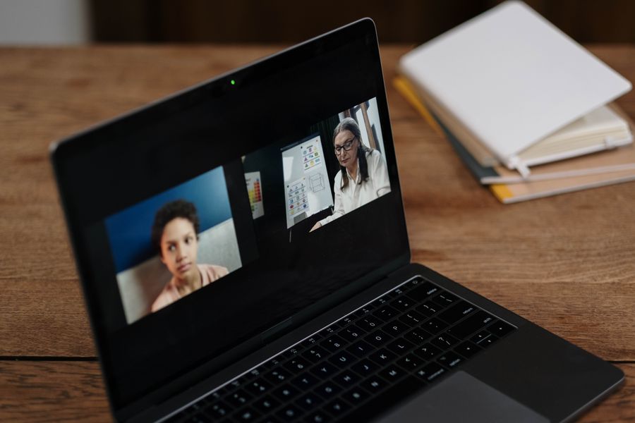 online class in a laptop — Austria, voll kartiert — Navigation funktioniert, sobald Sie draußen sind.