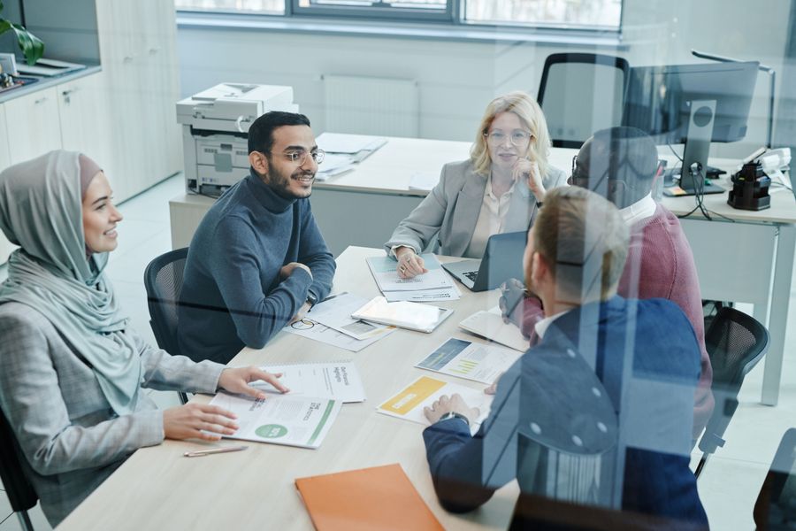 employees having a meeting inside the conference room — Support: Stadtlichter nach Einbruch der Dunkelheit — der eSIM ist die Uhrzeit egal.