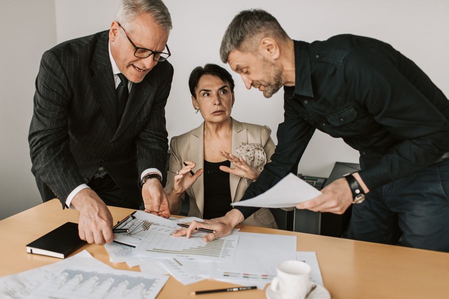 a meeting in an office — Keine Portierung, kein Papierkram — die Nummer wird in Sekunden ausgestellt.