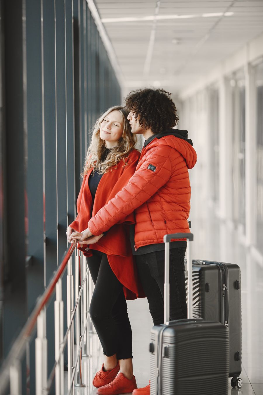 close up shot of a couple standing near luggages — Die letzte Nacht: Fotoalbum gesichert, Erinnerungen safe vor dem Abheben.