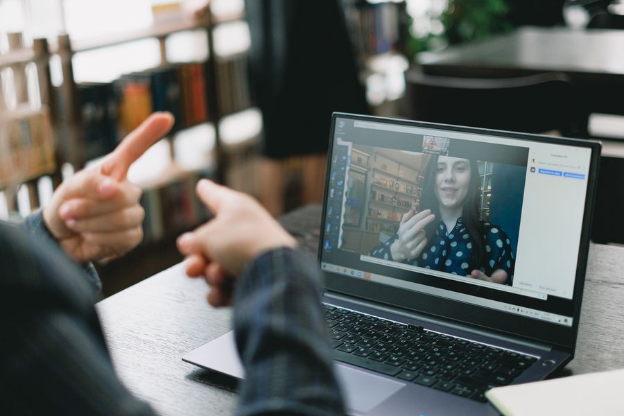 young lady learning sign language during online lesson with female tutor — Docs: API-Referenzen mit Copy-paste-curl — die Docs respektieren Ihre Zeit.