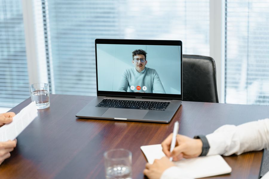 a businessman in an online meeting — Docs: Die moderne Ankunft: online, bevor das Anschnallzeichen erlischt.