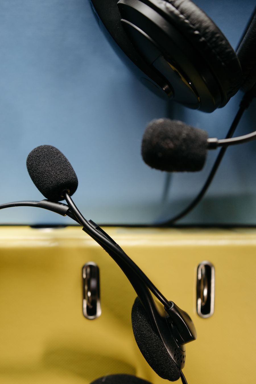 close up shot of black microphone and headphones — Touchdown in Luxembourg: Die eSIM verbindet, bevor Sie die Fluggastbrücke verlassen haben.