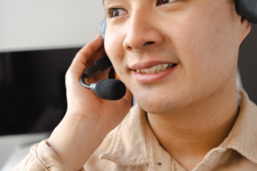 close up photo of an operator working — Wandern auf dem Grat: Trailkarte offline, Notfallnummern gespeichert.