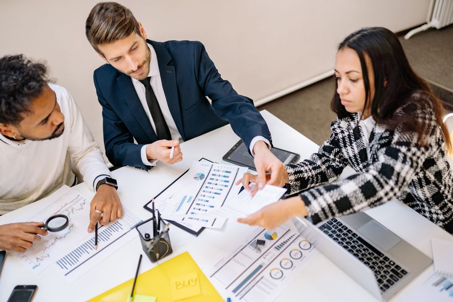 businesspeople brainstorming in a meeting — Wandern auf dem Grat: Trailkarte offline, Notfallnummern gespeichert.