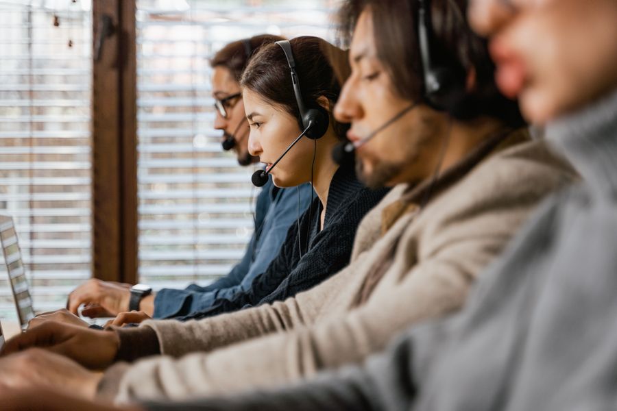 people working in a call center — Gruppenchats bleiben über jede Grenze um COUNTRY live.