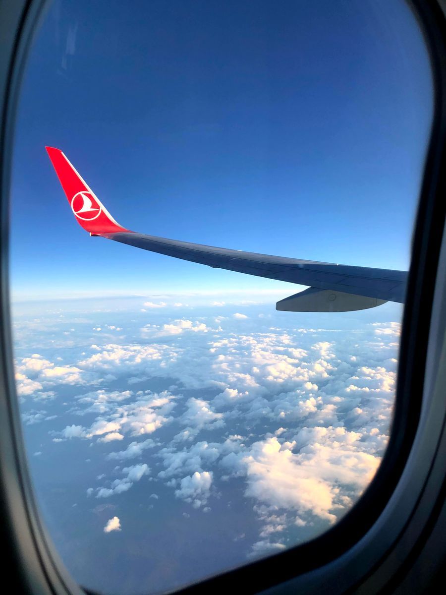 a turkish airplane flying above the white clouds — Der Pendelweg, erledigt: Podcasts geladen, Nachrichten raus, keine Funklöcher.