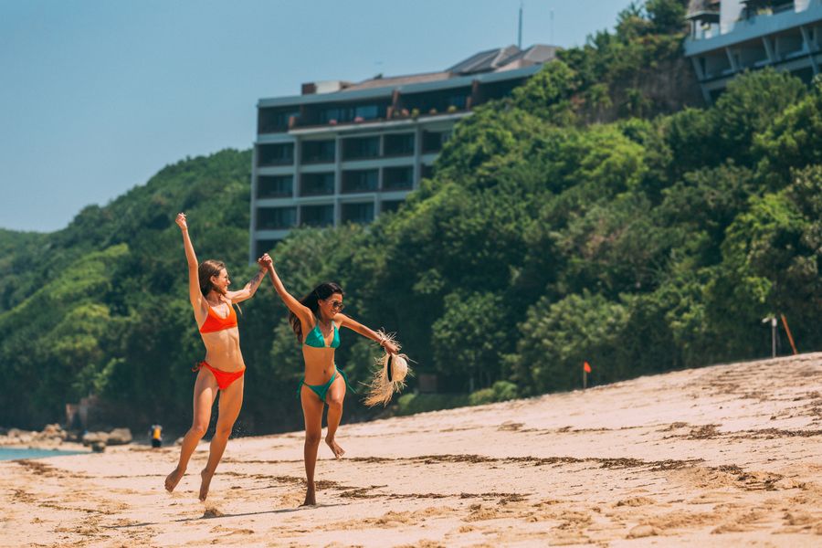 a pair of women in bikinis enjoying the beach — Ein Profil, 195 Netze — das ist der technische Pitch.