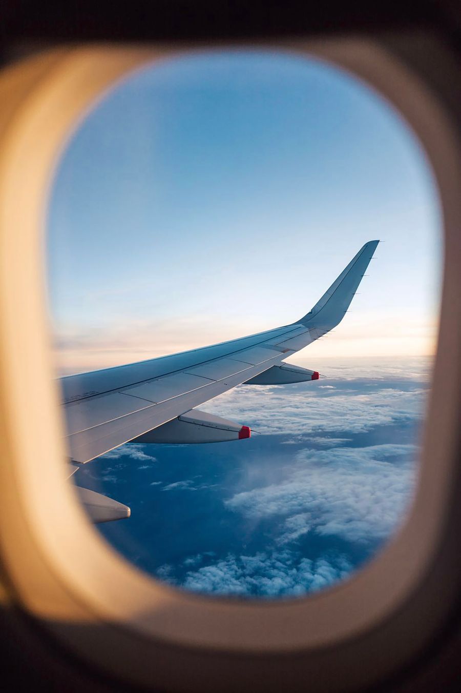 aircraft wings through window — Der Liechtenstein-Flughafenexpress: Ticket in der Wallet, bevor das Flugzeug landet.