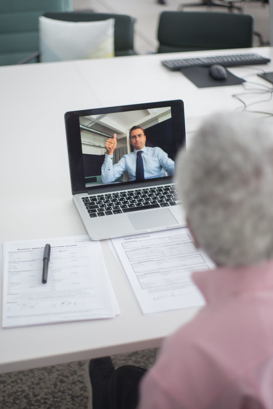 an elderly man on video call with an agent doing a hand sign — Wandern über Switzerland: Der Trailhead-Pin gesetzt, mit der Gruppe geteilt.