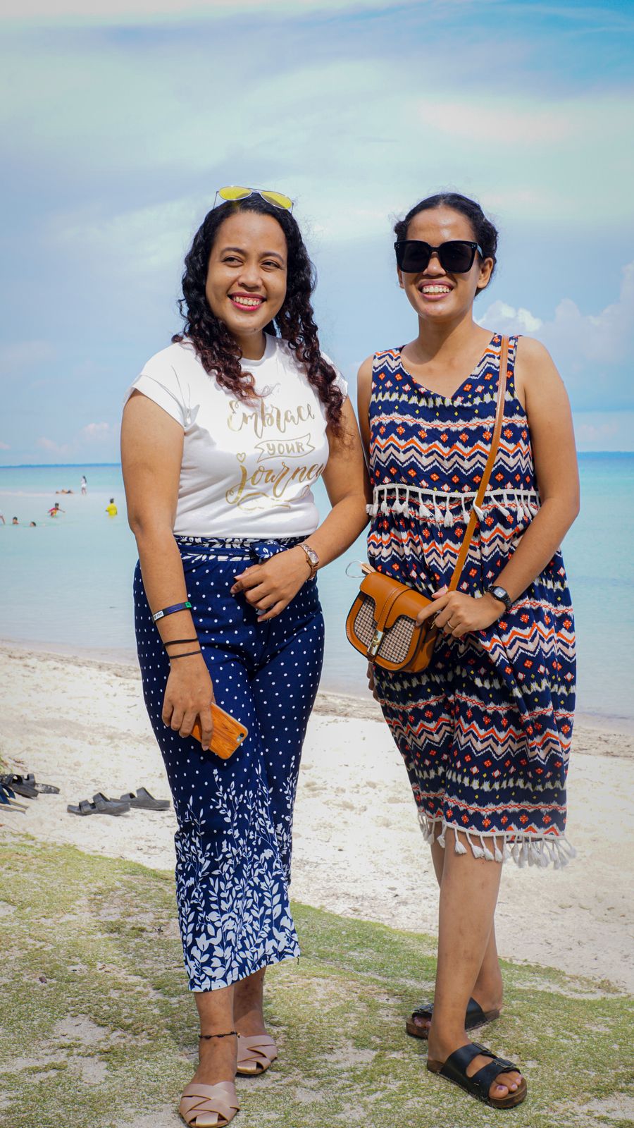 portrait of two women on a beach — Die Switzerland-SIM-Schlange, komplett übersprungen: installiert, bevor die Flugzeugtür aufging.