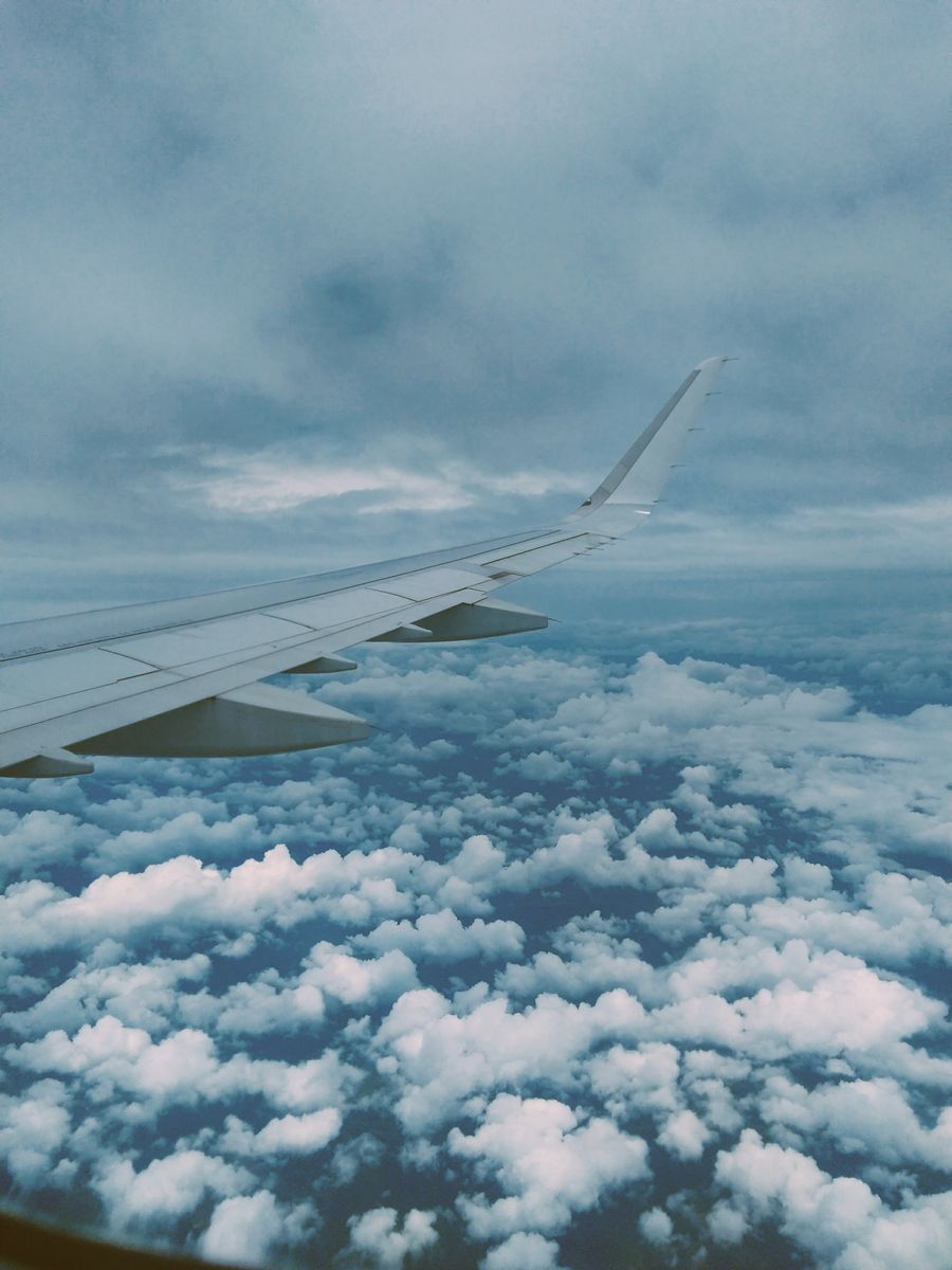 airplane wing and thick clouds — Der Agent merkt sich den Reisekontext, Nachfragen bleiben kurz.