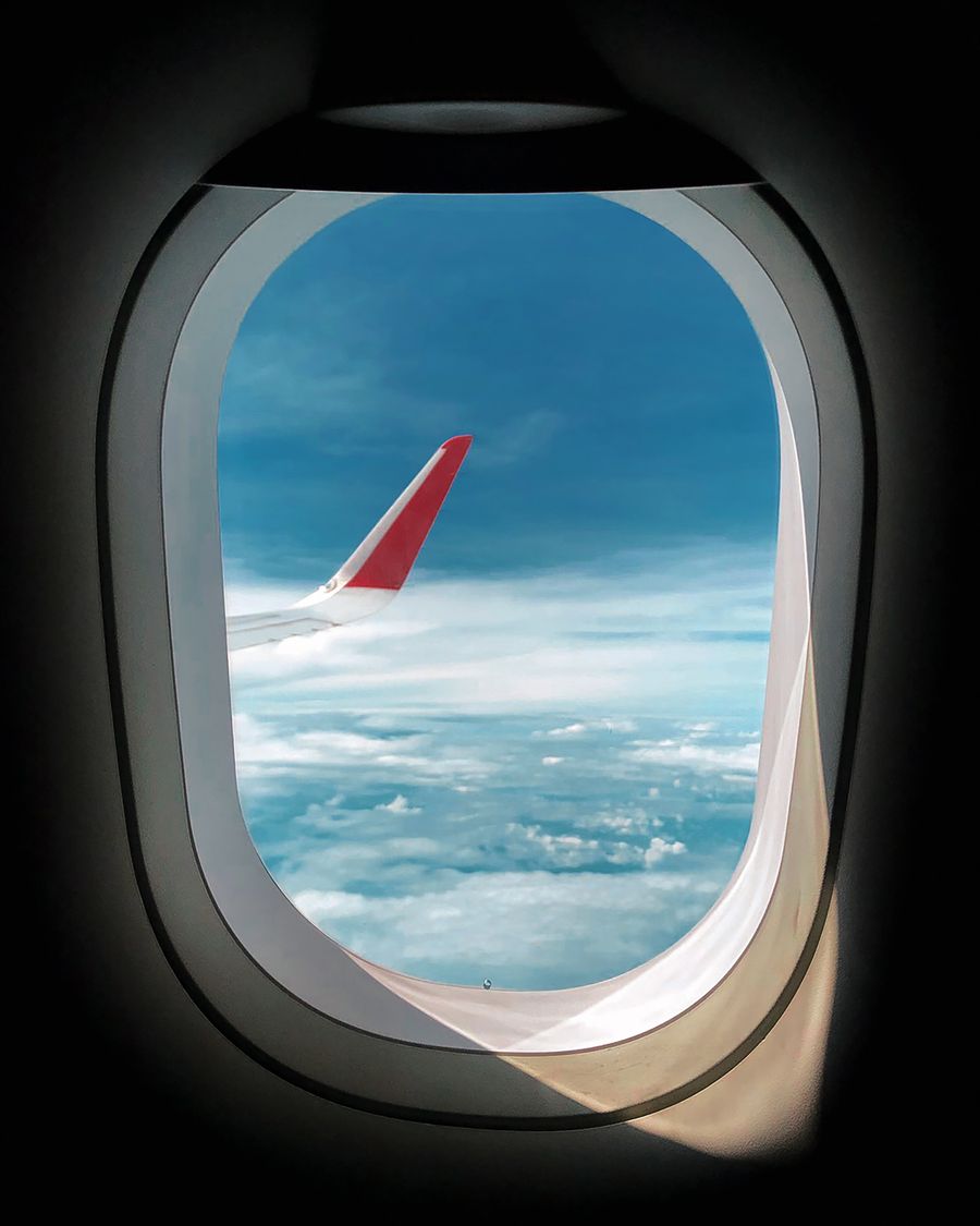 a view of the sky from an airplane window — Docs: Die letzte Nacht: Fotoalbum gesichert, Erinnerungen safe vor dem Abheben.