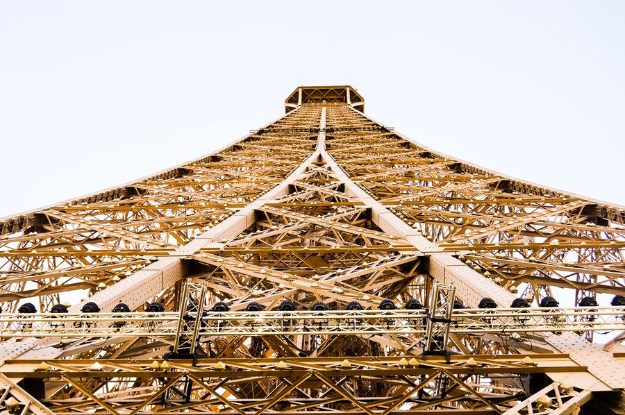 eiffel tower in worm hole view — Jede Nummer ist echt — anrufbar, textbar, verifizierbar.