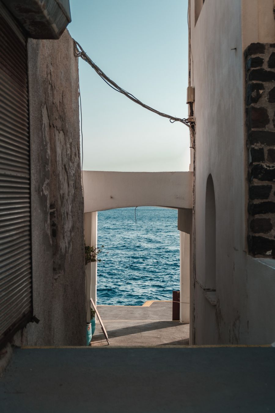 an empty alley near the ocean — Die harte Anforderung: SIM-lock-frei. Gesperrte Handys nehmen keine eSIM.
