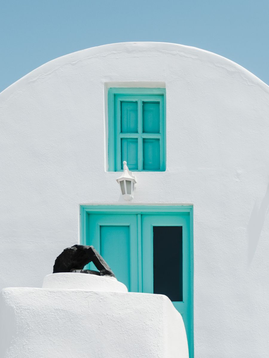 turquoise door and window on white concrete wall — Das Liechtenstein-Geschäftsviertel: Hotspot versorgt das ganze Pitch-Meeting.