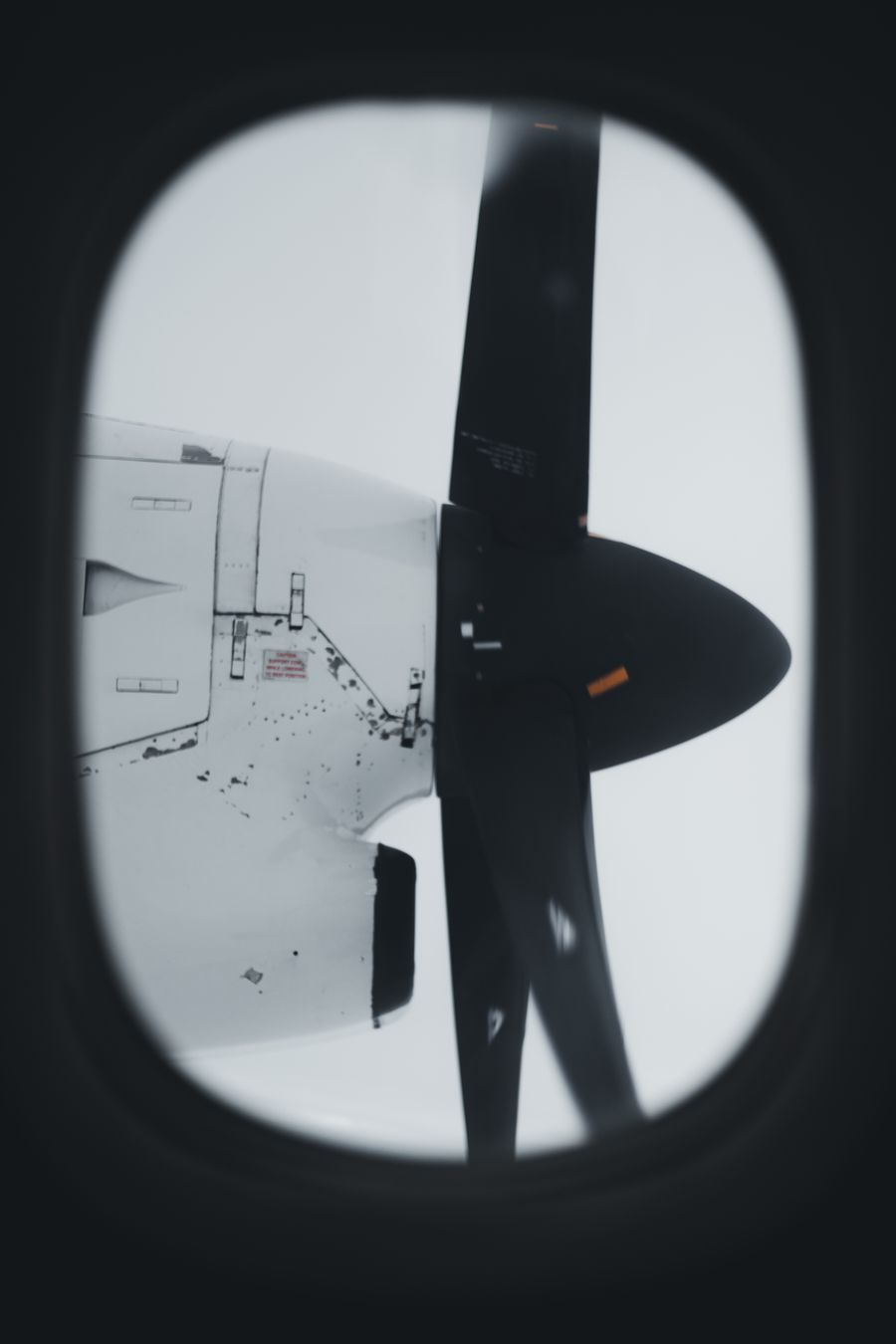 aircraft propellers through a plane window — Die letzte Nacht: Fotoalbum gesichert, Erinnerungen safe vor dem Abheben.